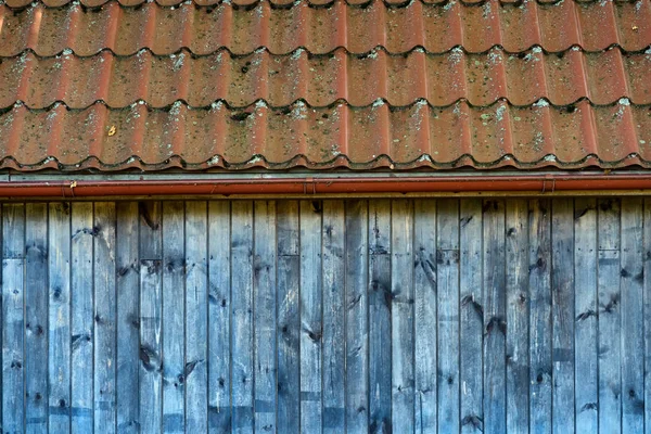 Vägg av huset under ett lättnads tak — Stockfoto