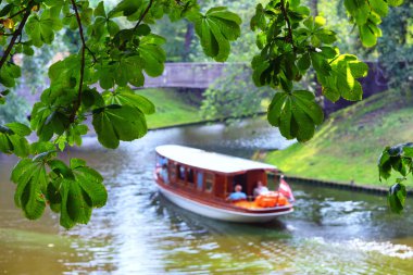 Şehir kanalında turistlerle dolu bir tekne