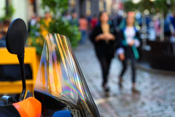 Mensen lopen langs de straat van de oude stad — Stockfoto