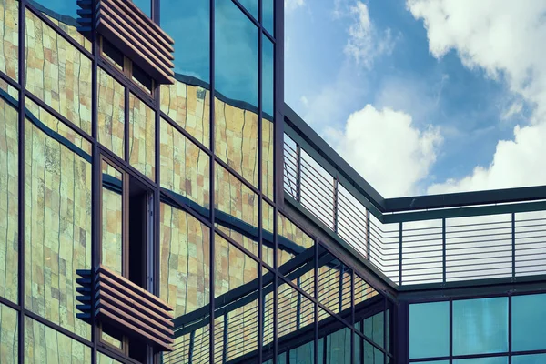 A geometria da fachada do edifício com reflexão — Fotografia de Stock