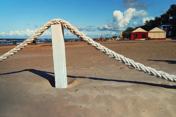 Corde sur la plage de sable de la Baltique — Photo