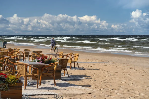 Café de verão na praia de Jurmala no outono — Fotografia de Stock