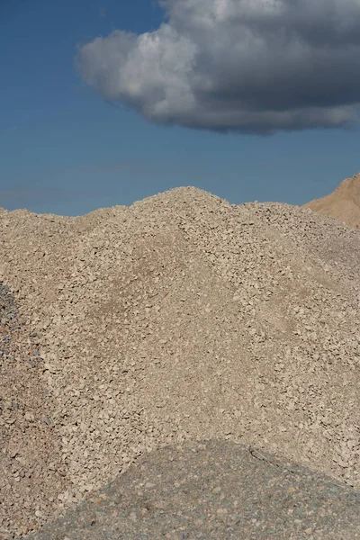 Montañas de arena y piedra contra un cielo azul — Foto de Stock