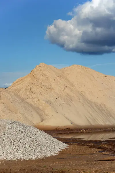 Montañas de arena y piedra contra un cielo azul —  Fotos de Stock