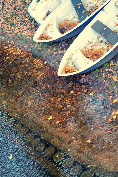 Лодки на канале осенью — стоковое фото