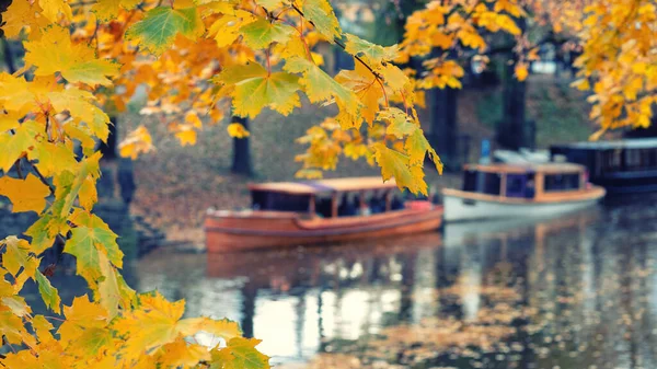 เรือบนคลองในฤดูใบไม้ร่วง — ภาพถ่ายสต็อก