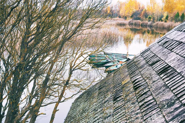 Barcos de pesca en el muelle del lago en otoño — Foto de Stock
