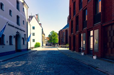 Baharda Riga şehrinin boş sokakları. Şehir salgın sırasında acil duruma saygı gösterdi. Ama yakında her şey yoluna girecek.