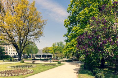 Güneşli baharda boş Riga parkları