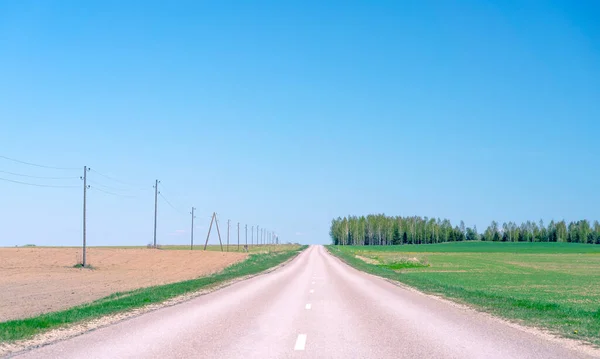 The road goes into perspective to the horizon — Stock Photo, Image