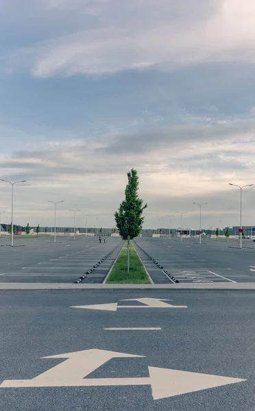 Pusty parking w centrum handlowym wieczorem — Zdjęcie stockowe