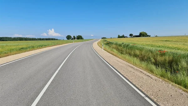 Strada Asfaltata Tra Campi Agricoli Della Lettonia Soleggiato Giorno Estate — Foto Stock