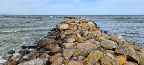 波罗的海的一个由大石头建成的码头 波罗的海的一个由大石头建成的码头 保护拉脱维亚Engure渔村的海港 — 图库照片