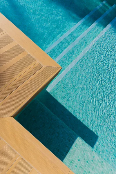 A geometria das linhas e formas da piscina de água . — Fotografia de Stock