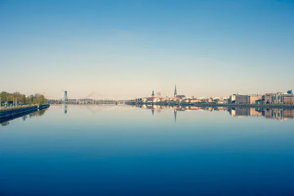 Daugava nehrinde Riga Panoraması sakin — Stok fotoğraf