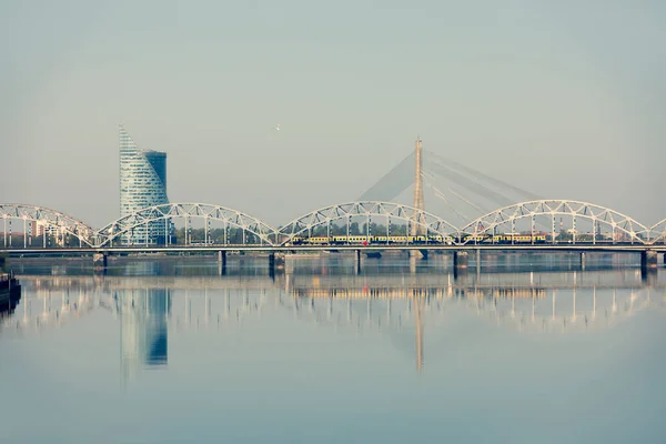 Panorama van Riga in rust op de Daugava rivier — Stockfoto