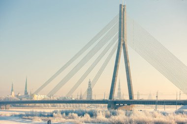 Riga 'da kışın kablo destekli köprü
