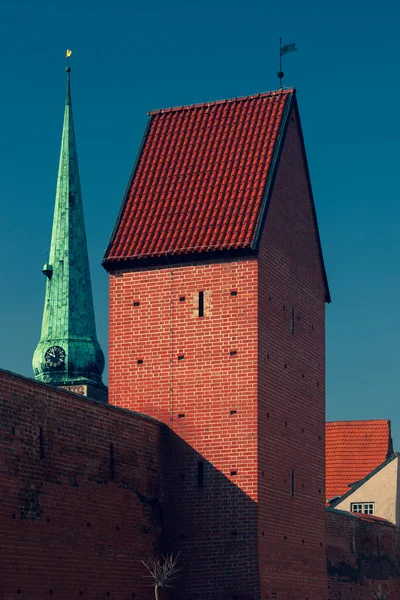 Oude gebouwen in het centrum van Riga in het voorjaar — Stockfoto