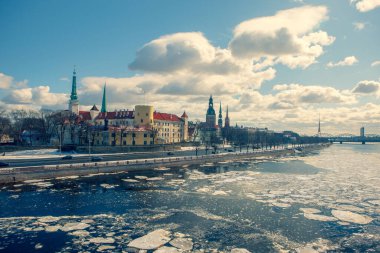 Baharda Daugava 'da buzla kaplanmış Riga Panoraması