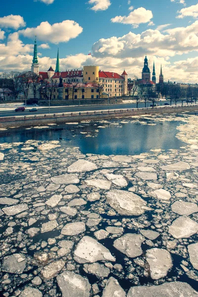 Riga Panorama Frühling Mit Eisverwehungen Auf Der Daugava Panorama Von — Stockfoto