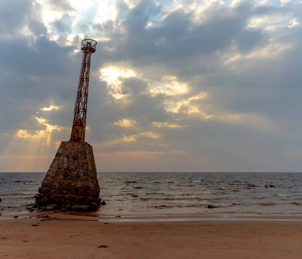 Παλιός Φάρος Kurmraws Στην Αμμώδη Ακτή Της Βαλτικής Την Άνοιξη — Φωτογραφία Αρχείου