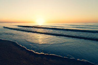 Baltık Denizi açık gökyüzü ile ufuk çizgisi