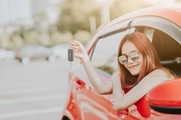 Mulher Asiática Feliz Motorista Segurando Chave Carro Seu Novo Carro — Fotografia de Stock