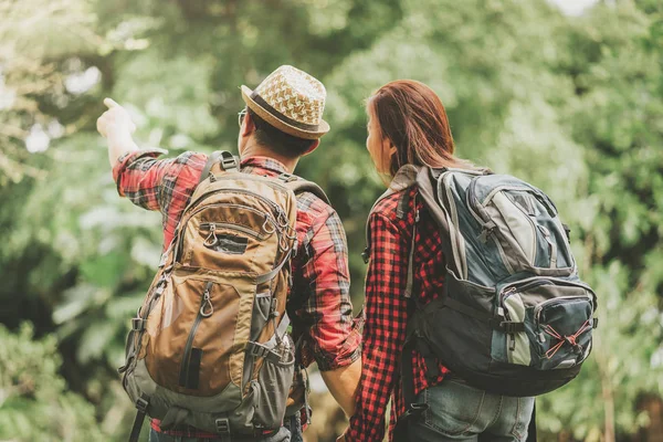 Back View Asian Couple Traveler Bacpack Looking Something Distance Vacation — Stock Photo, Image