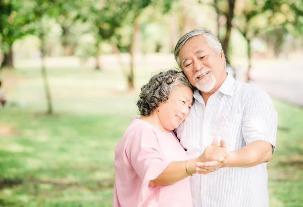 Feliz Senior Asiático Pareja Amor Bailando Parque Sunny Día —  Fotos de Stock