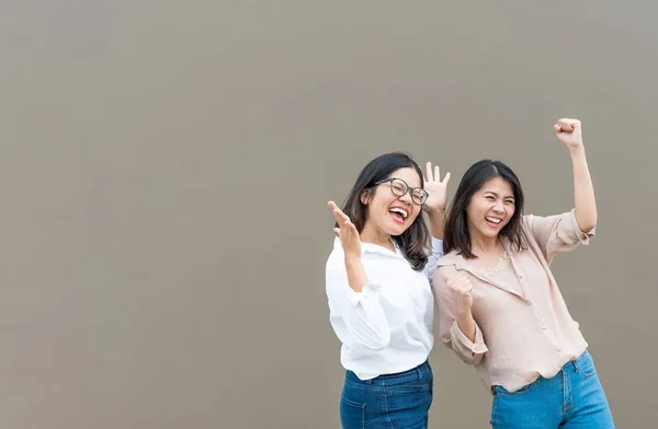 Grupo Feliz Dois Amigos Asiáticos Casual Desgaste Rir Divertir Juntos — Fotografia de Stock