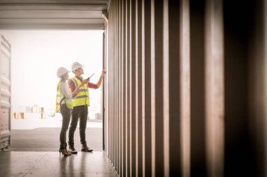 Foreman ve Lojistik İhracat ve ithalat iskeledeki için konteyner kutu içinde kontrol personeli 