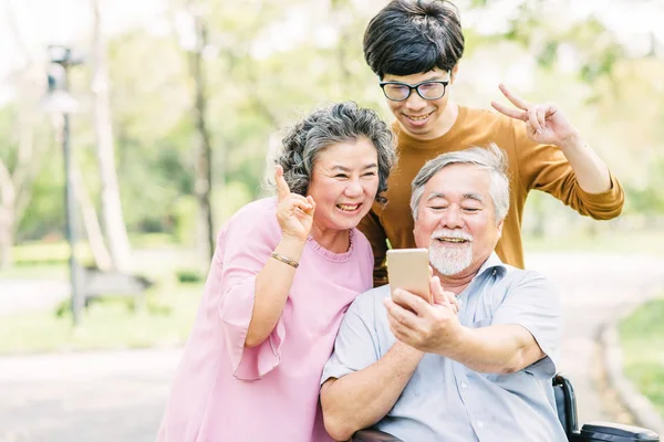 Mutlu Asya Yaşlılar Aile Eğleniyor Smartphone Ile Parkta — Stok fotoğraf