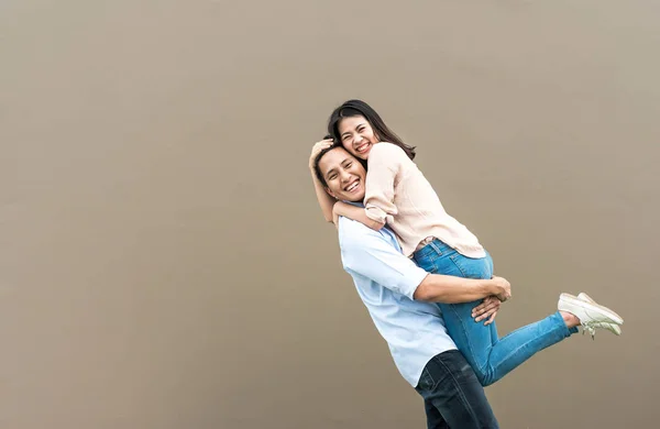 Приваблива Щаслива Азіатська Пара Любить Розважатися Обіймати Жінка Піднімає — стокове фото