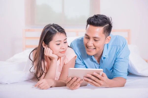 Glad Asiatiska Par Tycker Att Använda Digitala Tablett Sängen — Stockfoto