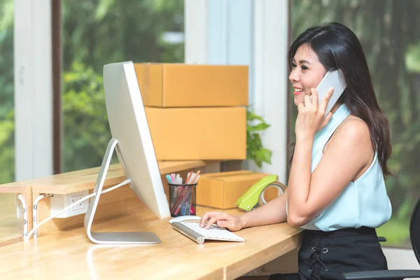 Ung Asiatisk Kvinna Entreprenör Talar Smartphone Med Skifte Box Bakgrunden — Stockfoto