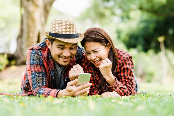 Feliz Casal Asiático Deitado Grama Verde Sorrir Comemorado Sucesso Usar — Fotografia de Stock