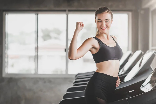 Mujer Caucásica Saludable Mostrar Bíceps Mientras Utiliza Cinta Correr Gimnasio — Foto de Stock