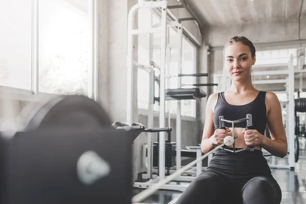 Hermosa Joven Saludable Mujer Caucásica Haciendo Ejercicio Gimnasio — Foto de Stock