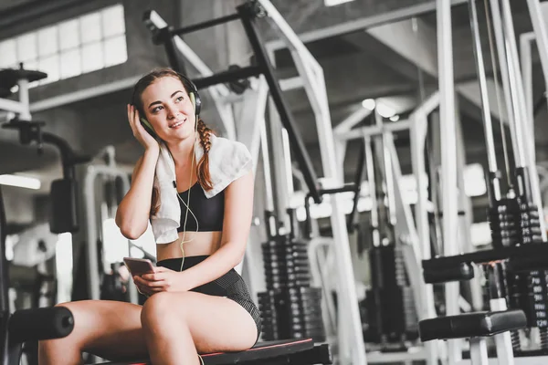 Young Caucasian Woman Sitting Gym While Using Smartphon Listening Music — Stock Photo, Image