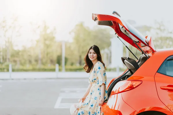 Mulher Asiática Feliz Viajante Sentado Carro Tronco Durante Férias — Fotografia de Stock