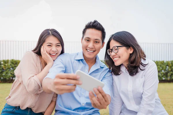 Трое Друзей Азиатов Веселятся Время Просмотра Смартфоне — стоковое фото