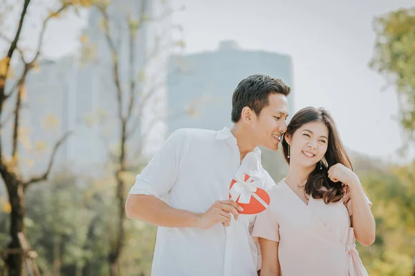 Felice Sorridente Coppia Asiatica Innamorata Avendo Buon Tempo Mattino Parco — Foto Stock