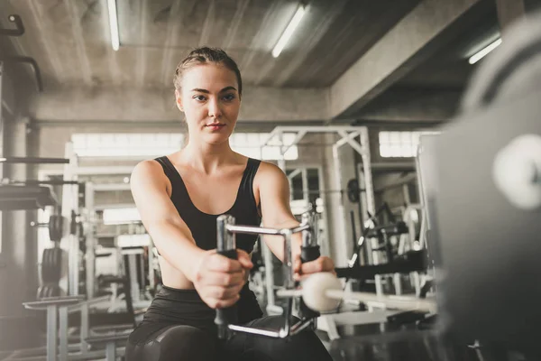 Beautiful Young Healthy Caucasian Woman Exercising Cable Traning Machine Gym — Stock Photo, Image
