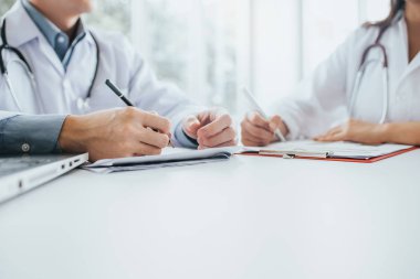 Atış tıbbi ofis toplantısı Doktor takımının kırpılmış