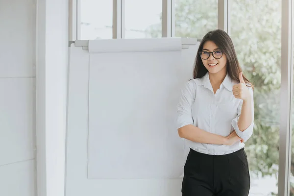 Glad Säker Asiatisk Kvinna Visar Tummen Med Blank Blädderblock För — Stockfoto