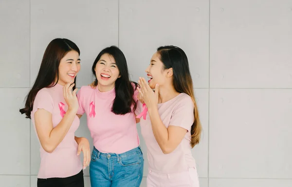 Группа Счастливых Азиатских Подружек Розовой Рубашке Лентой Информирования Раке Груди — стоковое фото