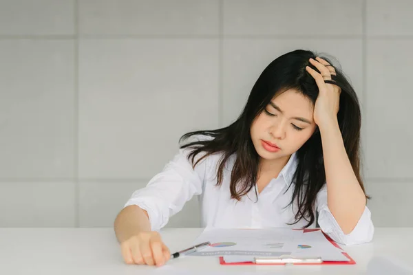 Joven Asiático Mujer Negocios Sintiéndose Cansado Estresado Trabajo — Foto de Stock