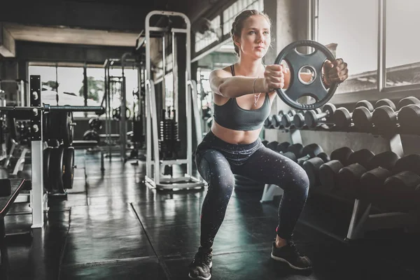 Mujer Blanca Caucásica Joven Haciendo Ejercicio Con Placa Peso Gimnasio — Foto de Stock