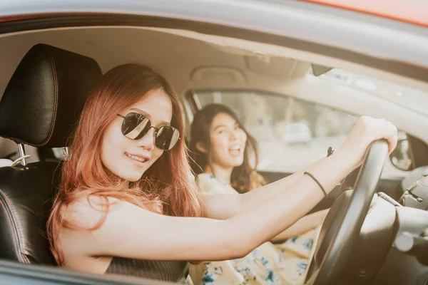 Dois Feliz Menina Asiática Melhores Amigos Rindo Sorrindo Carro Durante — Fotografia de Stock