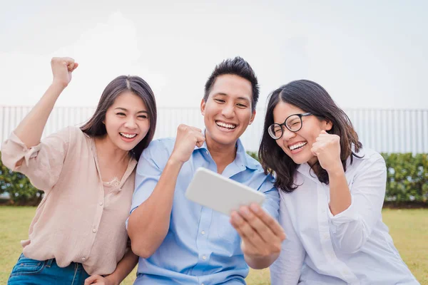 Três Amigos Asiáticos Divertindo Celebrar Enquanto Assiste Algumas Coisas Smartphone — Fotografia de Stock